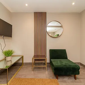 Four Bedroom Town House Next To Station Sv Brighton